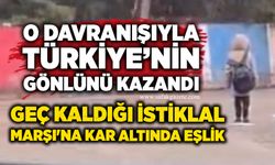 O davranışıyla Türkiye’nin gönlünü kazandı: Geç kaldığı İstiklal Marşı'na kar altında eşlik etti!