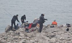 Soğuk havaya rağmen oltalar denizle buluştu