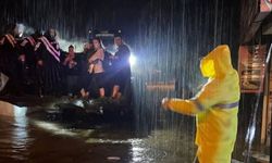 Sağanakta Mahsur Kalanları Jandarma Kurtardı