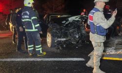 Feci kaza; İki araç kafa kafaya çarpıştı