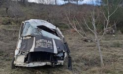 Şarampole devrilen minibüs hurdaya döndü