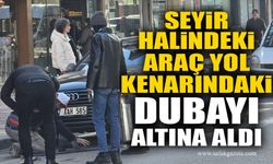 Seyir halindeki araç yol kenarındaki dubayı altına aldı