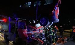 TEM’de kamyonet tıra çarptı: Sürücü iki taraftan mahsur kaldı