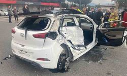 Yolcu otobüsü ile otomobil çarpıştı: 3 yaralı