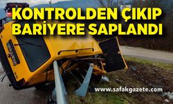 Kontrolden çıkan otomobil bariyerlere saplandı