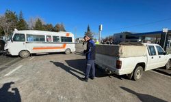 Karaman’da minibüs ile kamyonet çarpıştı: O anlar kamerada