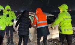 Yoğun Kar Trafiği Felç Etti; Polis ve jandarma sürücülere yetişti