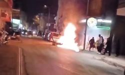 Park halindeki motosiklet yandı