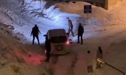 Yüksekova'da kar yağışı: Araçlar imece usulü kurtarıldı