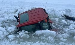 Çıldır Gölü’nde Buz Kırıldı: Traktör Sulara Gömüldü
