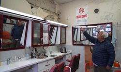 Depremin Yıktığı Mahallede Berber Cuma Demir Ayakta