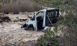 Sağanak Bastırdı, Kamyonet Derede Mahsur Kaldı