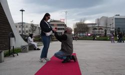 Millet Bahçesi’nde Çiftlere Kırmızı Halı Sürprizi