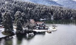 Gölcük Tabiat Parkı’nda kartpostallık kış manzarası