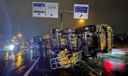 Bakırköy’de Hafriyat Kamyonu Devrildi: 2 Yaralı