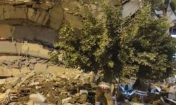 Hasarlı bina yıkım esnasında çöktü