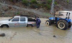 Hatay’da sel yolları yuttu, araçlar mahsur kaldı