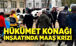 Hükümet konağı inşaatında maaş krizi; Vinç operatörü vincin tepesine çıktı