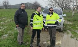 İzmir’de sel haberi yerinde gazeteciye zor anlar yaşattı