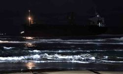 10 gün önce vurulan gemi karaya oturdu