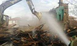 Kerpiç ev yangında kullanılamaz hale geldi