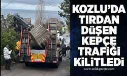 Kozlu’da tırdan düşen kepçe trafiği kilitledi