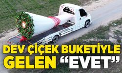 Oto kurtarıcıdan dev çiçek buketiyle gelen “Evet”