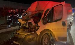 Panelvan Park Halindeki Tıra Saplandı