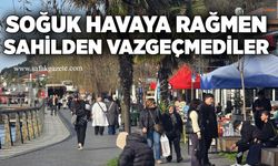 Soğuk havaya rağmen sahilden vazgeçmediler