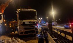 TEM’de Tır Devrildi: Sürücü Yaralı