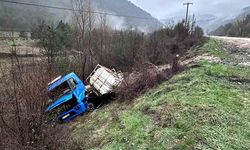 Tır kontrolden çıktı, şarampole devrildi