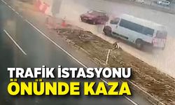 Minibüsle çarpışan otomobilin sürücüsü yaralandı: Kaza anı kamerada