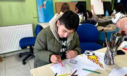 Tuvale yansıyan yaratıcılık: Gençlerden resim etkinliği