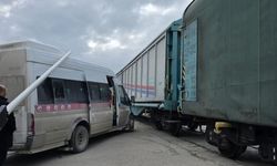 Van’da faciadan dönüldü: Tren okul servisine çarptı