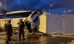 Yolcu Otobüsü Kamyonetle Çarpıştı: 5 Yaralı
