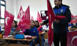 Zabıta ekiplerinden okullarda Türk bayrağı dağıtımı