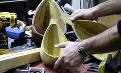 Bir tahta parçasıyla ağaçları nadir enstrümanlara dönüştürüyor