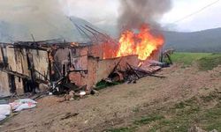 2 katlı ahşap ev alevlere teslim oldu