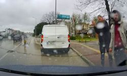 Yol Verme Kavgası Kamerada: 3 Kişi Sürücüye Saldırdı