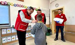 6 bin 400 öğrencinin yüzü bayramlık kıyafetle güldürüldü