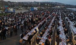 En büyük iftar sofrası: 8 bin kişi aynı anda orucunu açtı