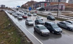 Milyonlarca öğrenci pazartesi ders başı yapacak, tatilciler dönüşe geçti