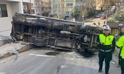 Ankara'da devrilen kamyonet güvenlik kamerasına yansıdı