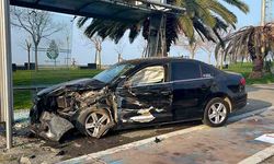 Araç durağa daldı: 2 yaralı