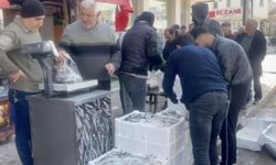 Balıkçı baba ve oğlu 100 kasa ücretsiz balık dağıttı