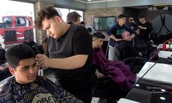 Berberlerde bayram tıraşı mesaisi: "Sabaha kadar devam ediyoruz"