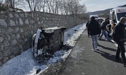 İstinat duvarına çarpan otomobil devrildi
