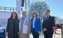 Pet şişelerden dev böbrek maketi dikkat çekti