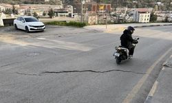 Cadde yolunda oluşan çatlaklıklar tehlike oluşturuyor