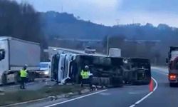 Çimento yüklü tanker devrildi: 1 yaralı